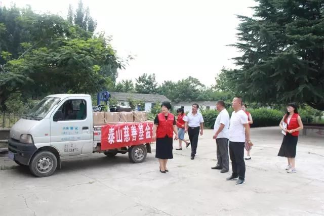 爱心暖夕阳 老人展笑颜(图2)