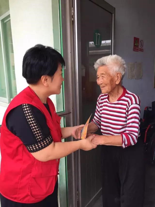 爱心暖夕阳 老人展笑颜(图5)