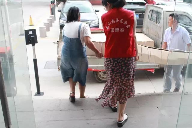 爱心暖夕阳 老人展笑颜(图7)