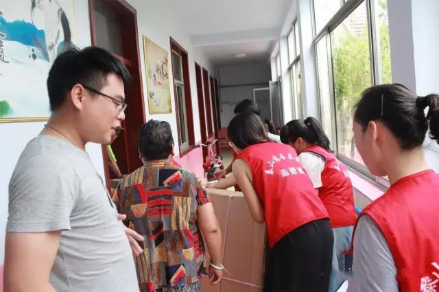 爱心暖夕阳 老人展笑颜(图8)