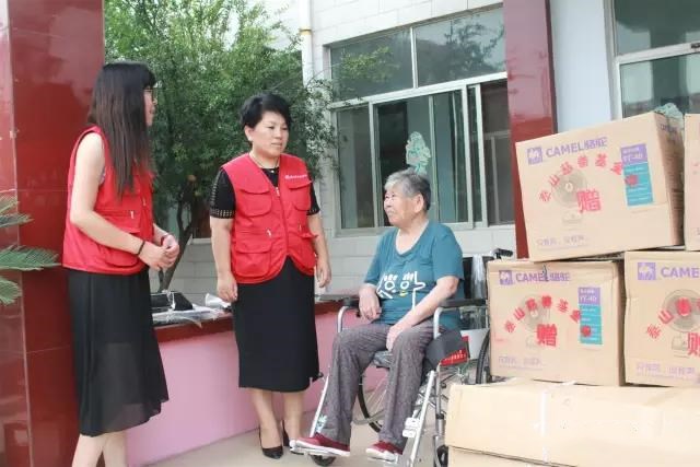 爱心暖夕阳 老人展笑颜(图10)