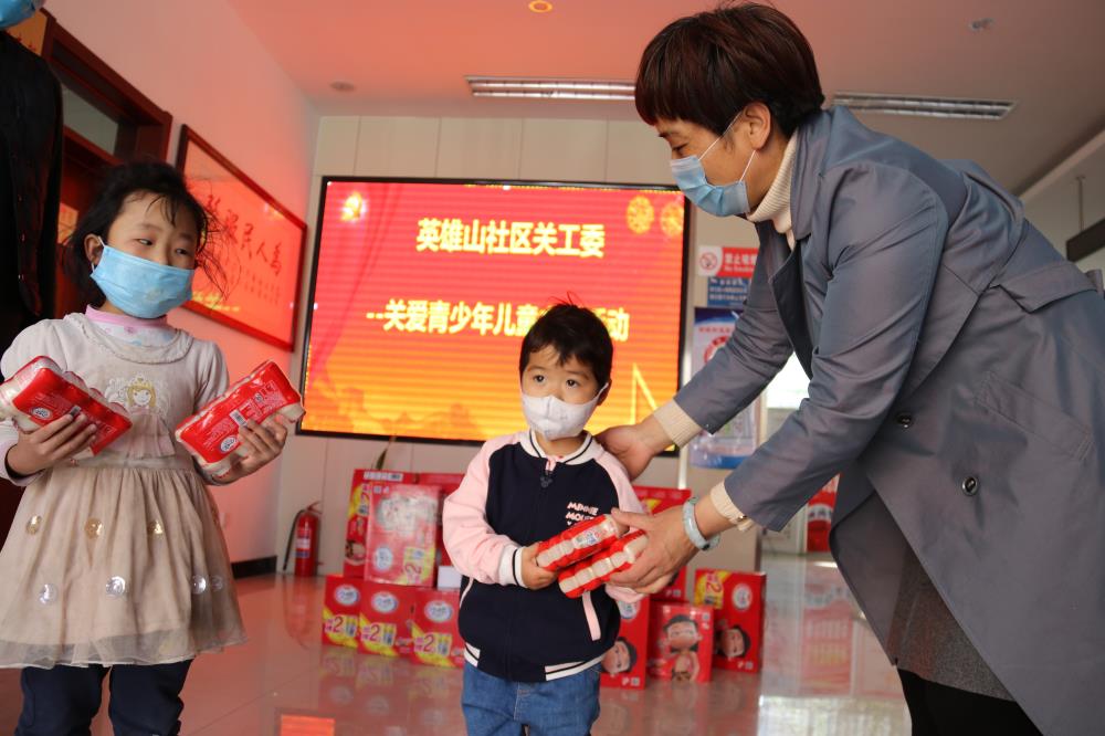疫魔无情人有爱 温暖如春“慈善红”(图3)