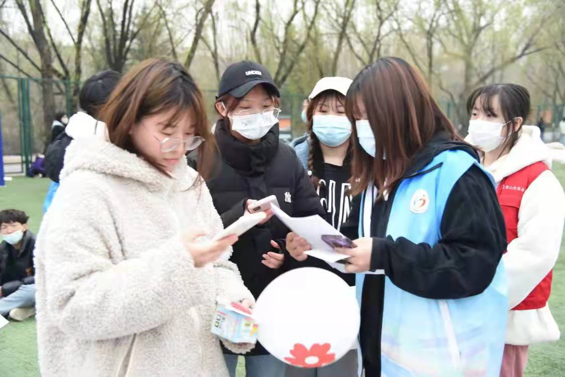“温暖点燃希望，爱心绽放光芒”爱心义卖活动(图2)