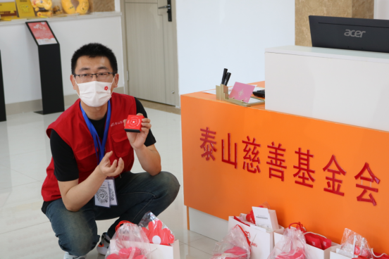 小朋友变身“小老板”为困境老人义卖献爱心(图4)