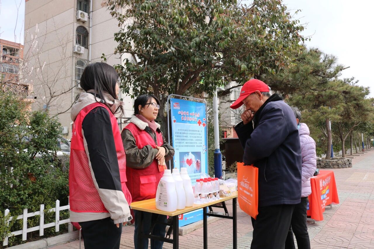 春风送暖学雷锋   爱心市集传温情(图1)