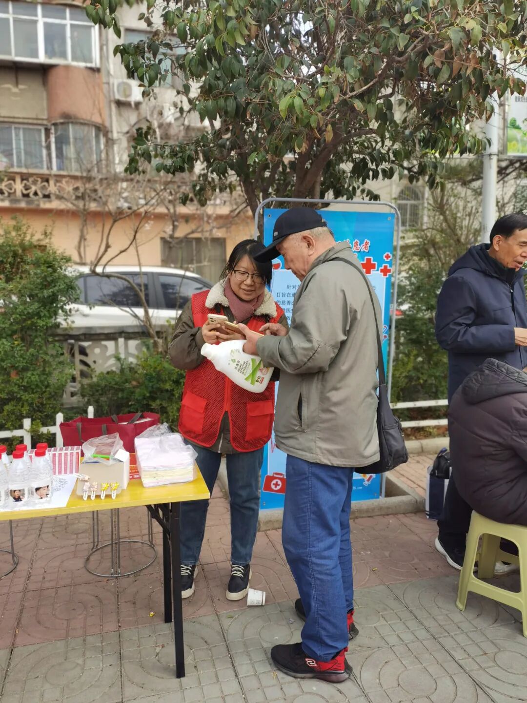 春风送暖学雷锋   爱心市集传温情(图3)