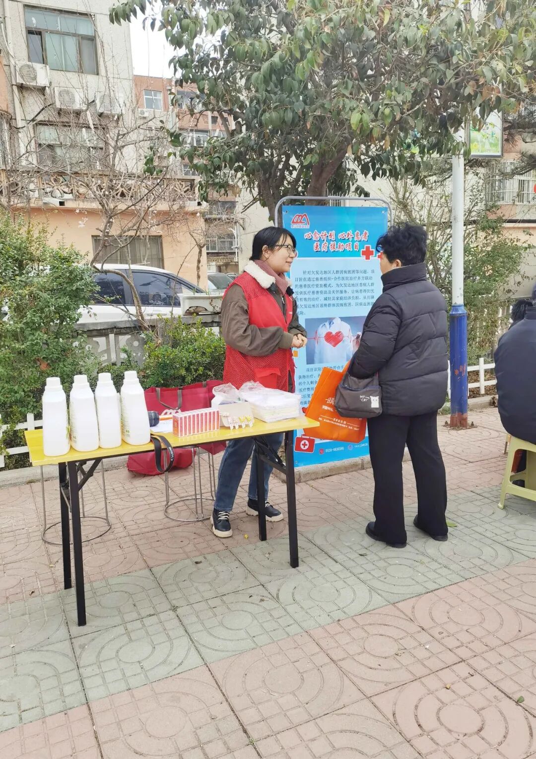 春风送暖学雷锋   爱心市集传温情(图4)